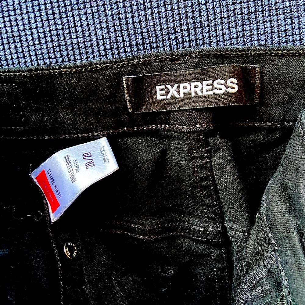 Skinny Jeans size 2. Dark black